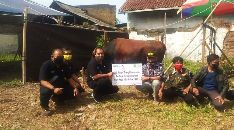 PT Surya Energi Indotama melaksanakan penyerahan hewan qurban kepada masyarakat kecamatan Bojongloa Kidul