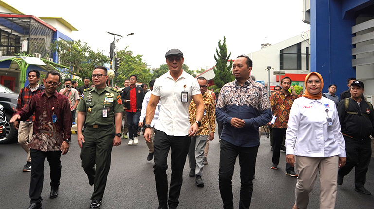 Deddy Corbuzier Kunjungi Pabrikan Modul Surya SEI dalam Rangka Eksplorasi Industri Pertahanan DEFEND ID